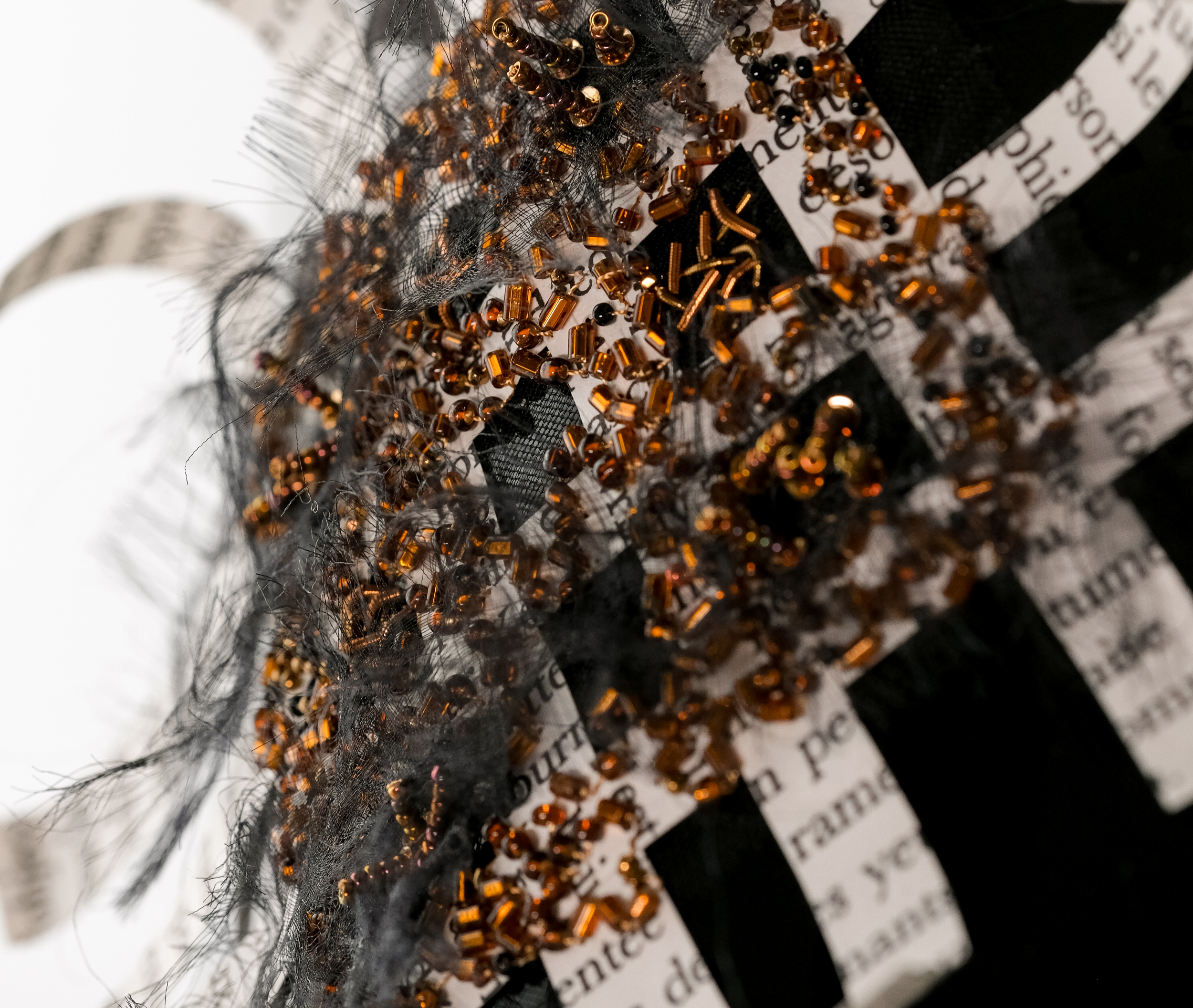 grain_d_espoir_vinobrodeuse_2025_detail_1 Détail de l’œuvre Grains d’espoir brodée par Ghislaine Bascou, avec broderie de Lunéville sur mousseline de soie