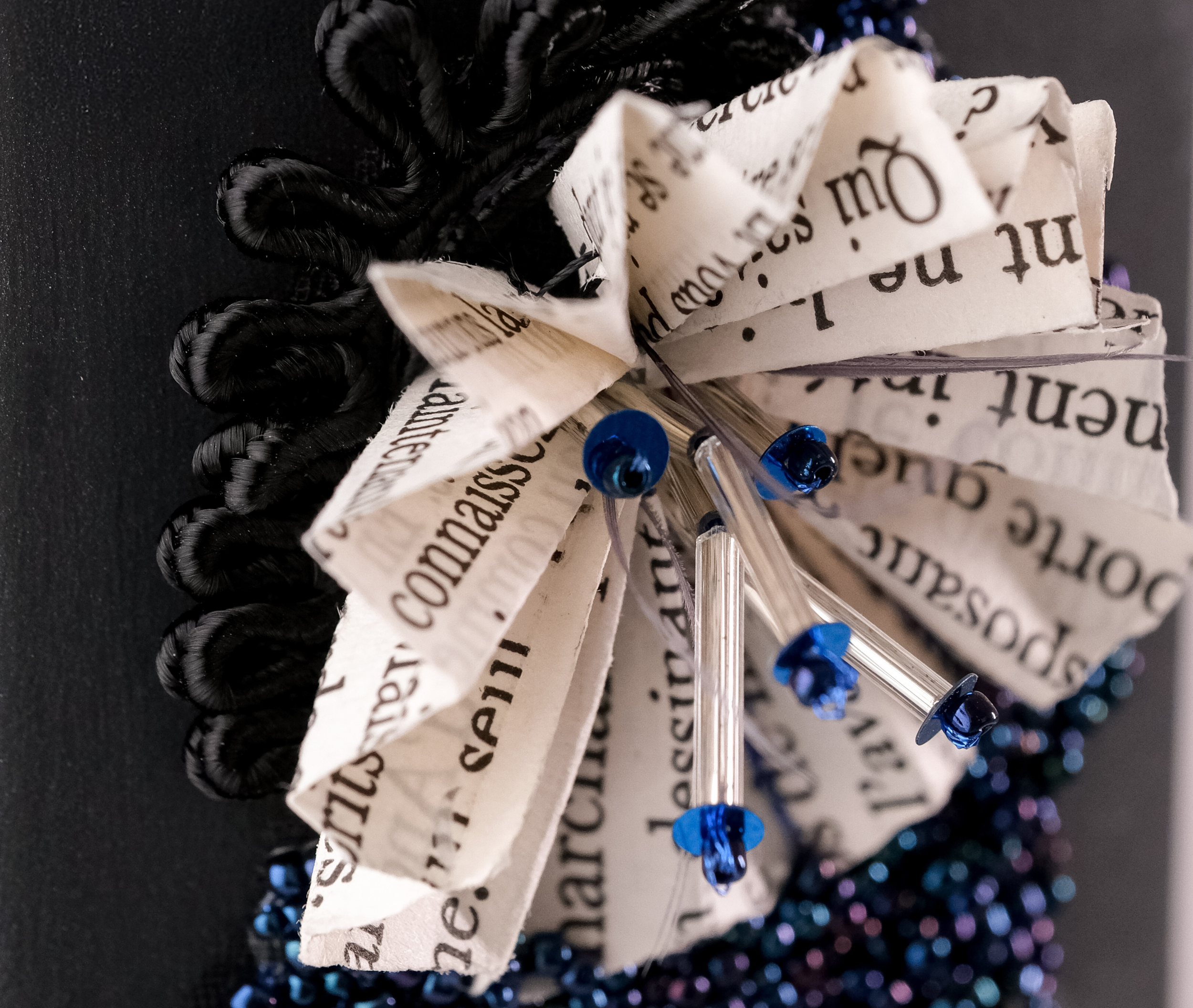 a_fleur_de_mots_vinobrodeuse_2025_detail_1 Détail de l’œuvre À fleur de mots de Ghislaine Bascou, broderie de Lunéville mêlant micro-perles et papier, inspirée par la force libératrice de la lecture