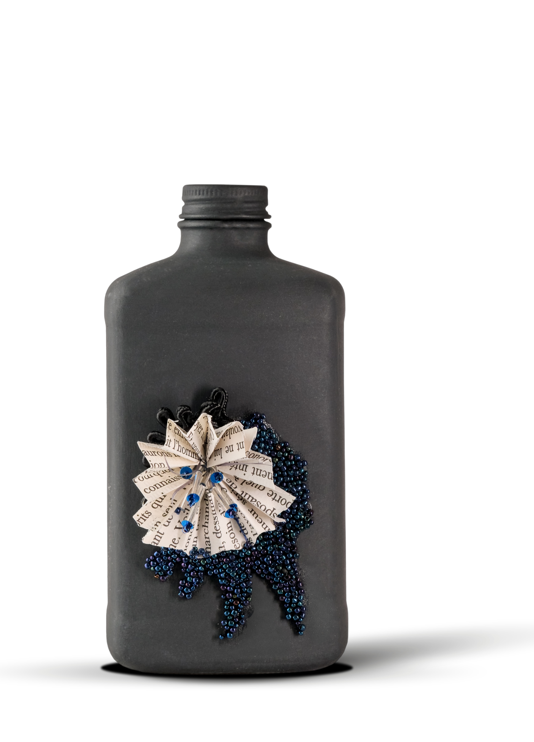 Œuvre complète intitulée À fleur de mots, réalisée par Ghislaine Bascou en broderie de Lunéville avec micro-perles et papier, sur le thème de la liberté par la culture