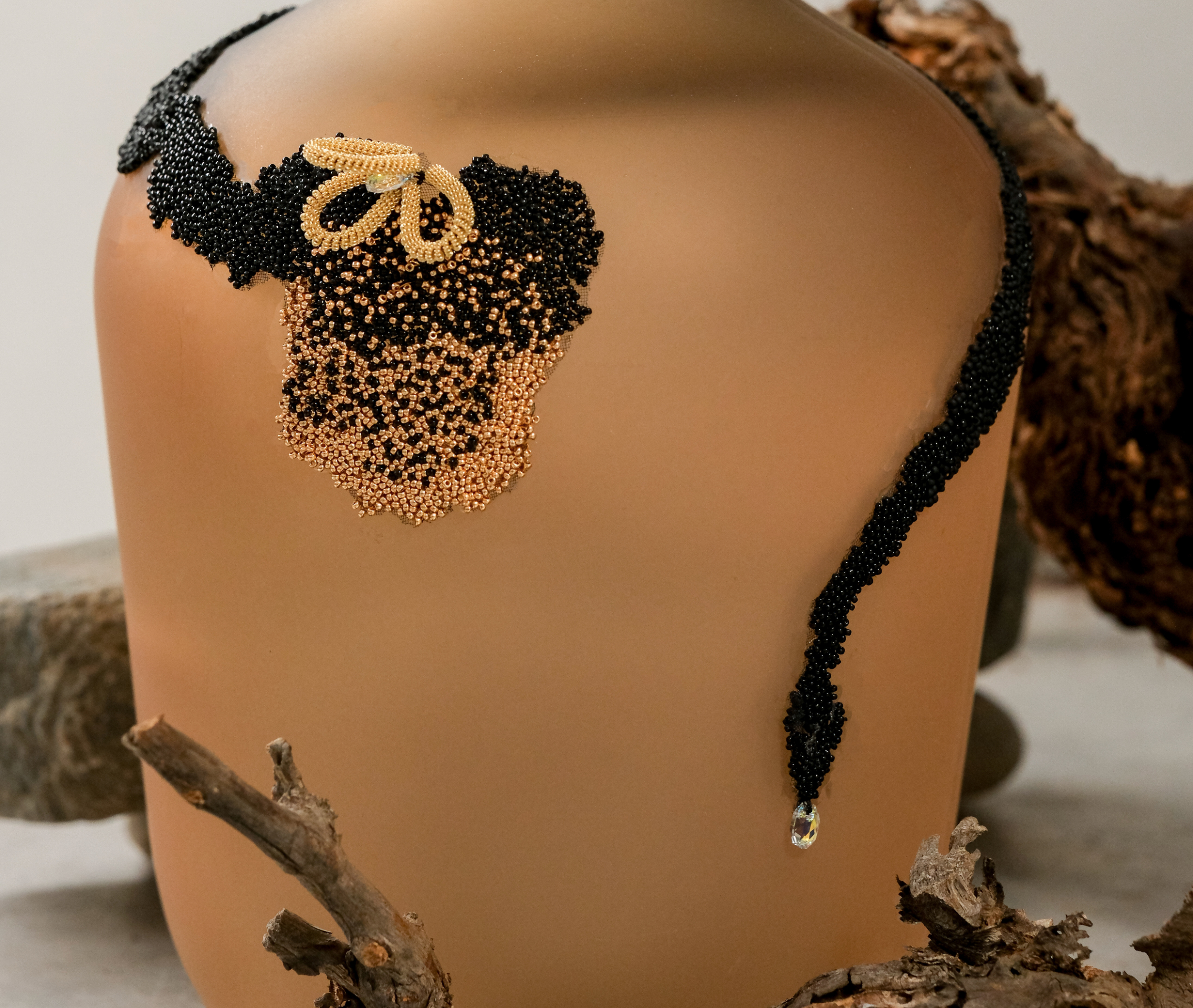 ayez_confiance_vinobrodeuse_2025_detail_1 Détail de l’œuvre Ayez confiance de Ghislaine Bascou, broderie fine alliant charlottes, canaille et cristaux pour une composition lumineuse et affirmée