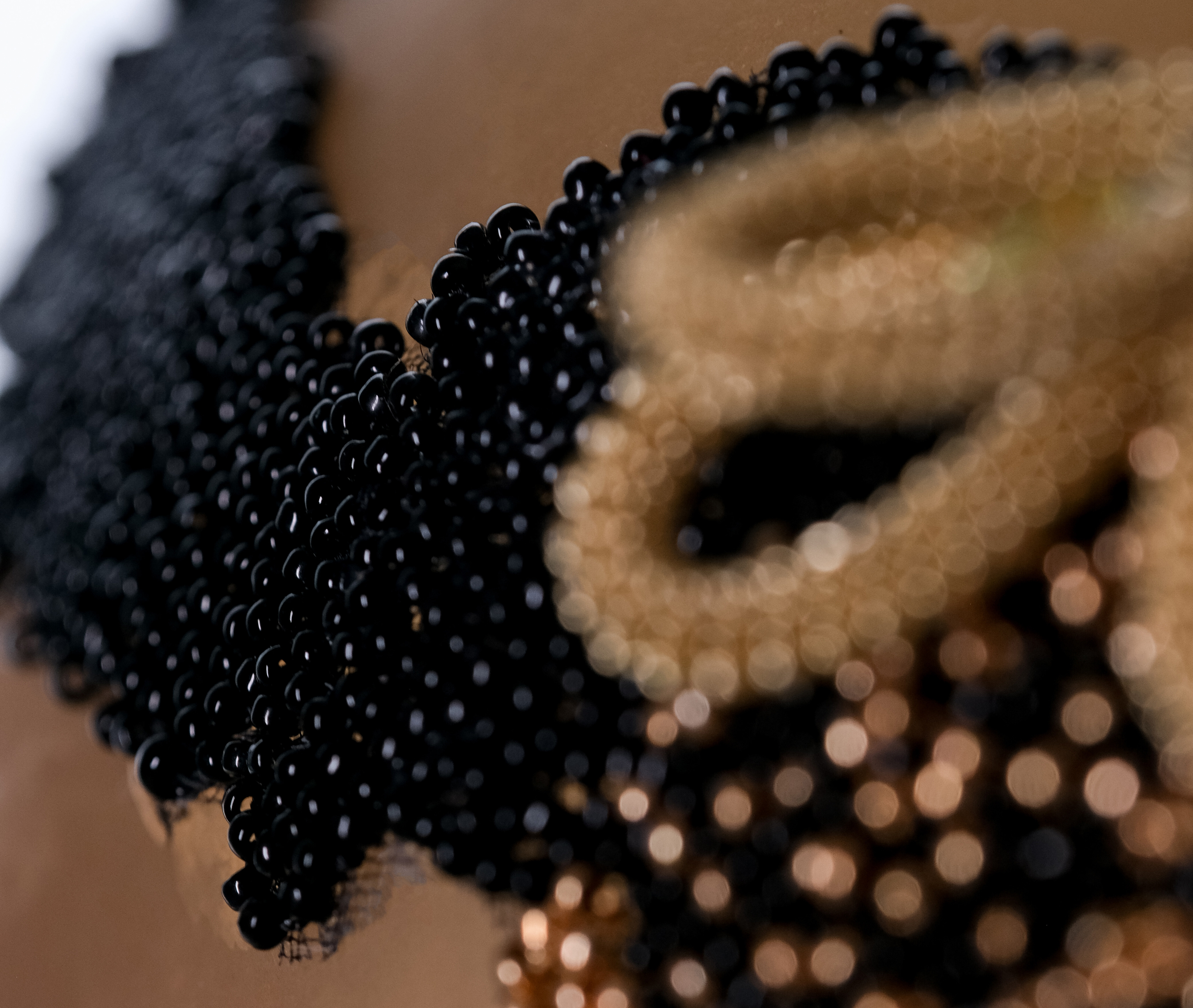 ayez_confiance_vinobrodeuse_2025_detail_2 Gros plan sur les textures brodées de l’œuvre Ayez confiance, illustrant la précision du crochet de Lunéville et l’intensité du message porté par Ghislaine Bascou