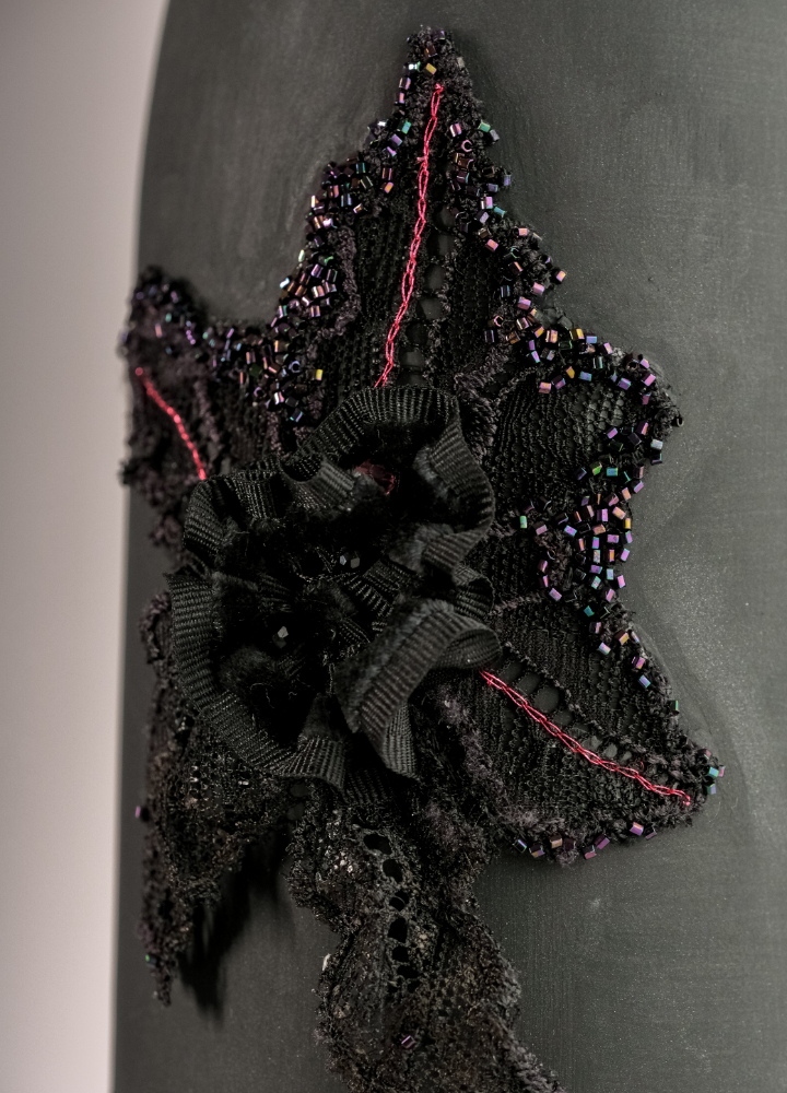 detail_broderie_de_luneville Détail artistique d’une broderie contemporaine signée Ghislaine Bascou, réalisée avec des matériaux nobles