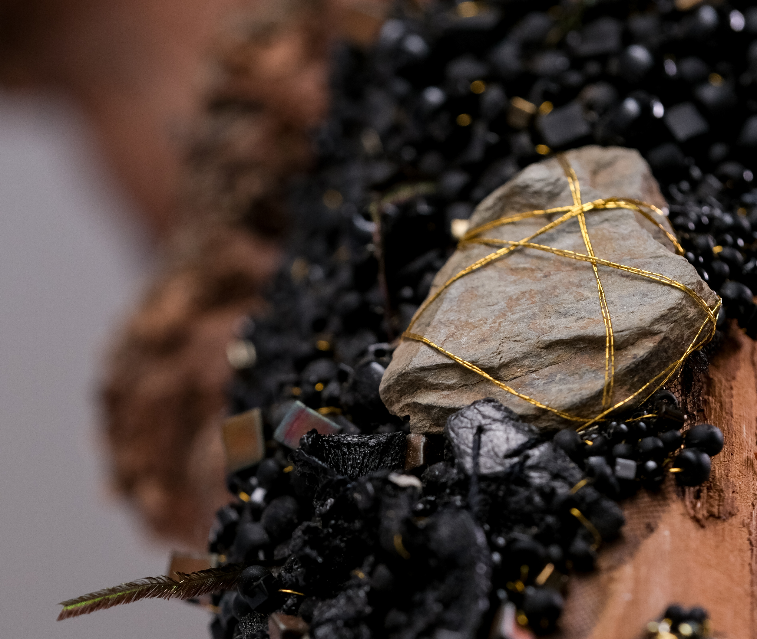 en_suspension_vinobrodeuse_2025_detail_1 Détail de l’œuvre En suspension de Ghislaine Bascou, broderie fine mêlant perles et pierres naturelles pour évoquer la force du cep de vigne et la mémoire du sol
