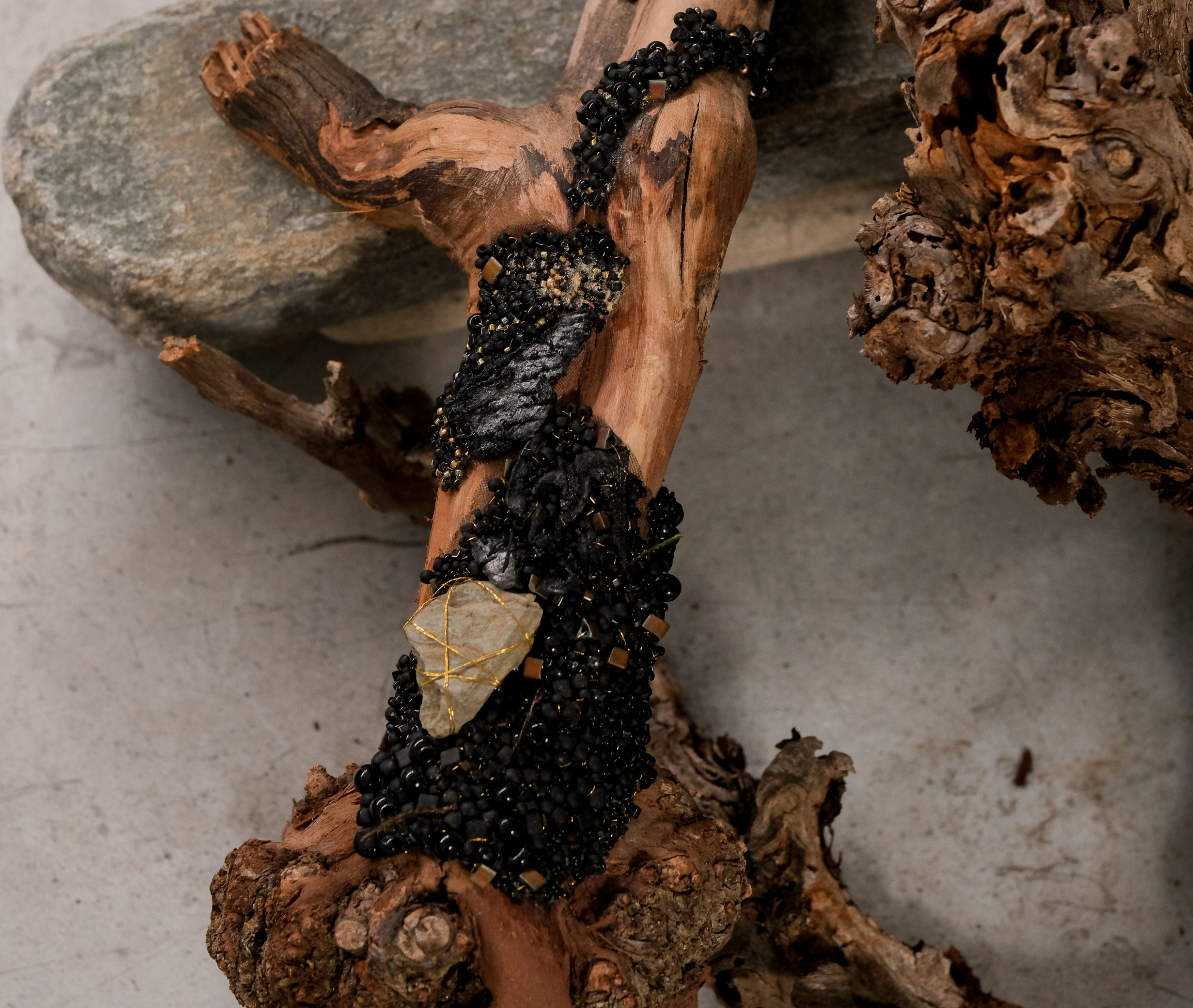 en_suspension_vinobrodeuse_2025_detail_2 Gros plan sur la broderie de Lunéville de l’œuvre En suspension, textures en relief combinant micro-perles et matériaux upcyclés du vignoble