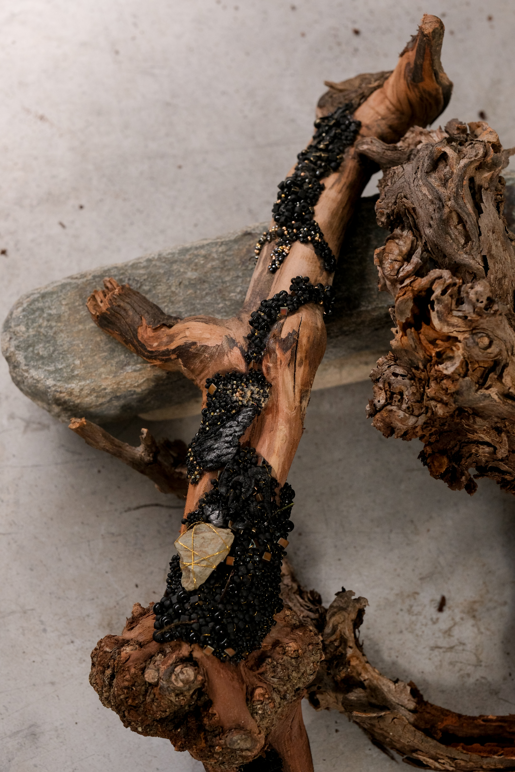 Image principale de l’œuvre En suspension de Ghislaine Bascou, création textile ancrée dans le terroir catalan mêlant broderie de Lunéville, perles et cailloux de vigne