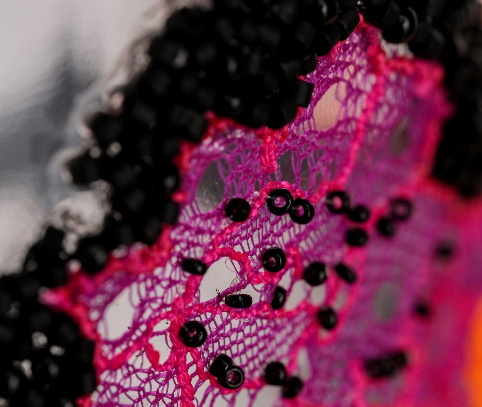 flash_bottle_vinobrodeuse_2025_detail_1 Détail de l’œuvre Flash bottle de Ghislaine Bascou, broderie de Lunéville mêlant dentelle, micro-perles et fils lumineux aux reflets fluorescents