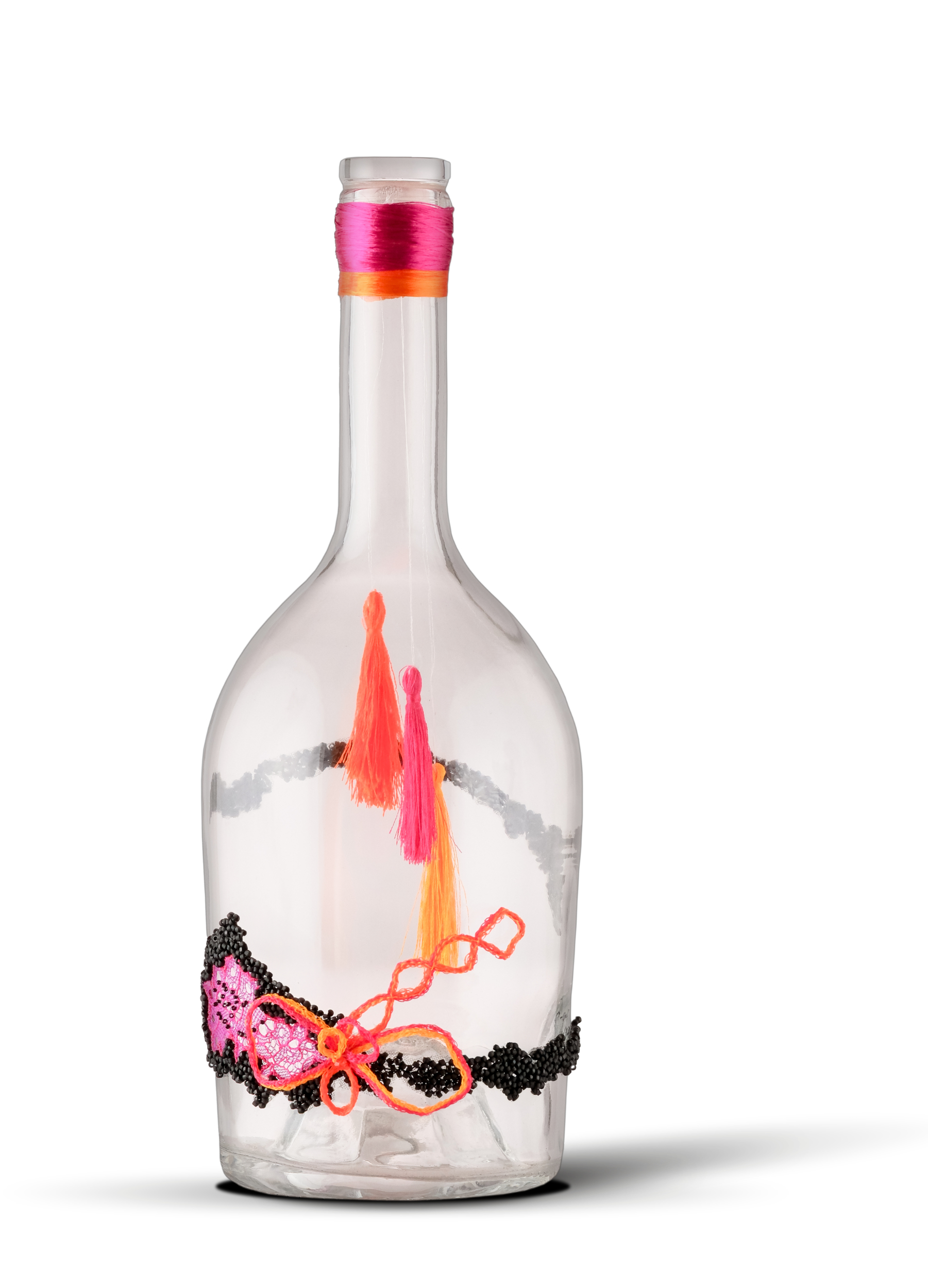 Œuvre complète intitulée Flash bottle, création brodée par Ghislaine Bascou avec micro-perles, dentelle et fils réactifs à la lumière noire, hommage artistique aux années 70
