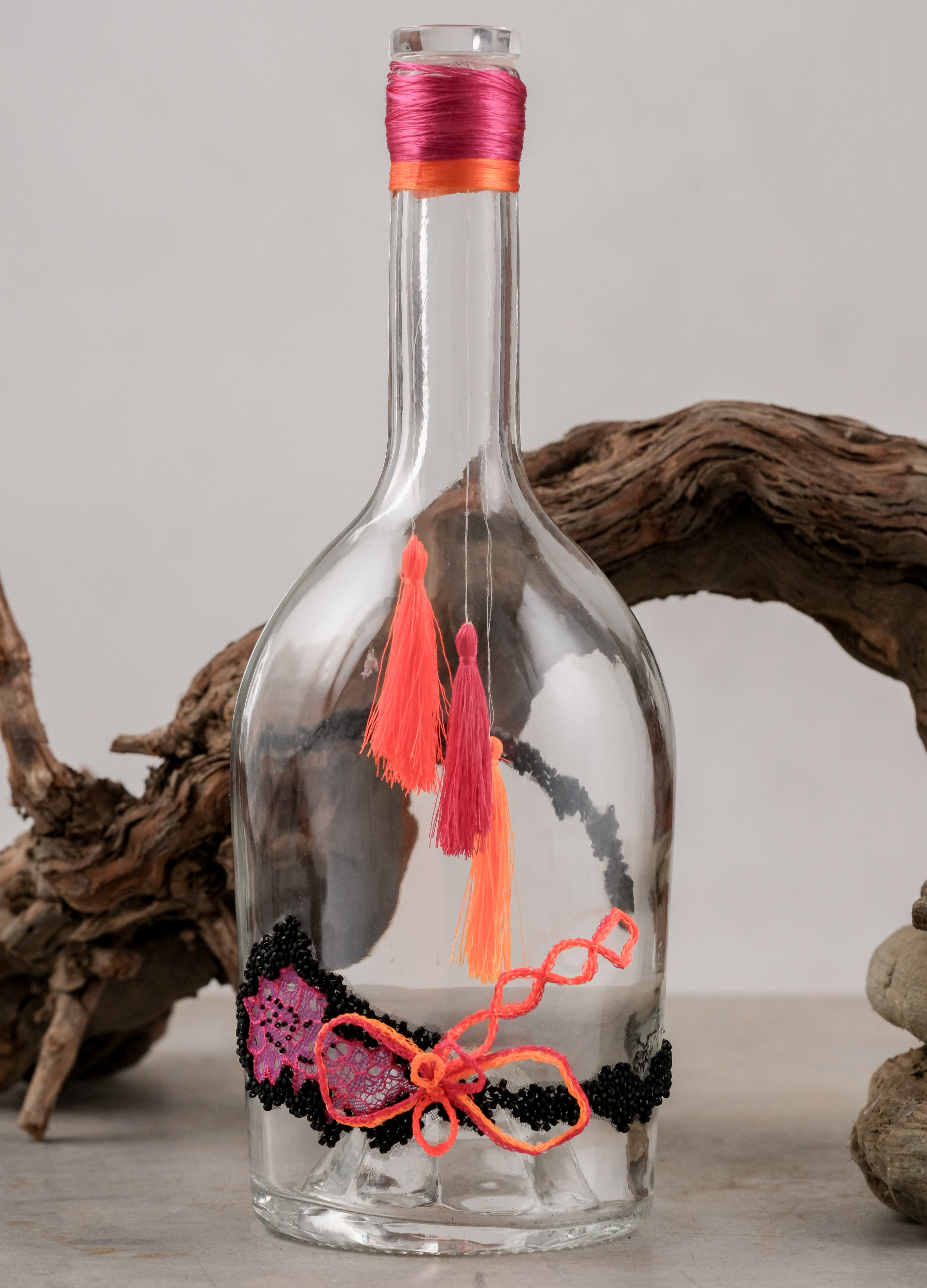 Image principale de l’œuvre Flash bottle de Ghislaine Bascou, broderie contemporaine sur dentelle et fils fluorescents évoquant l’univers disco et l’identité nocturne