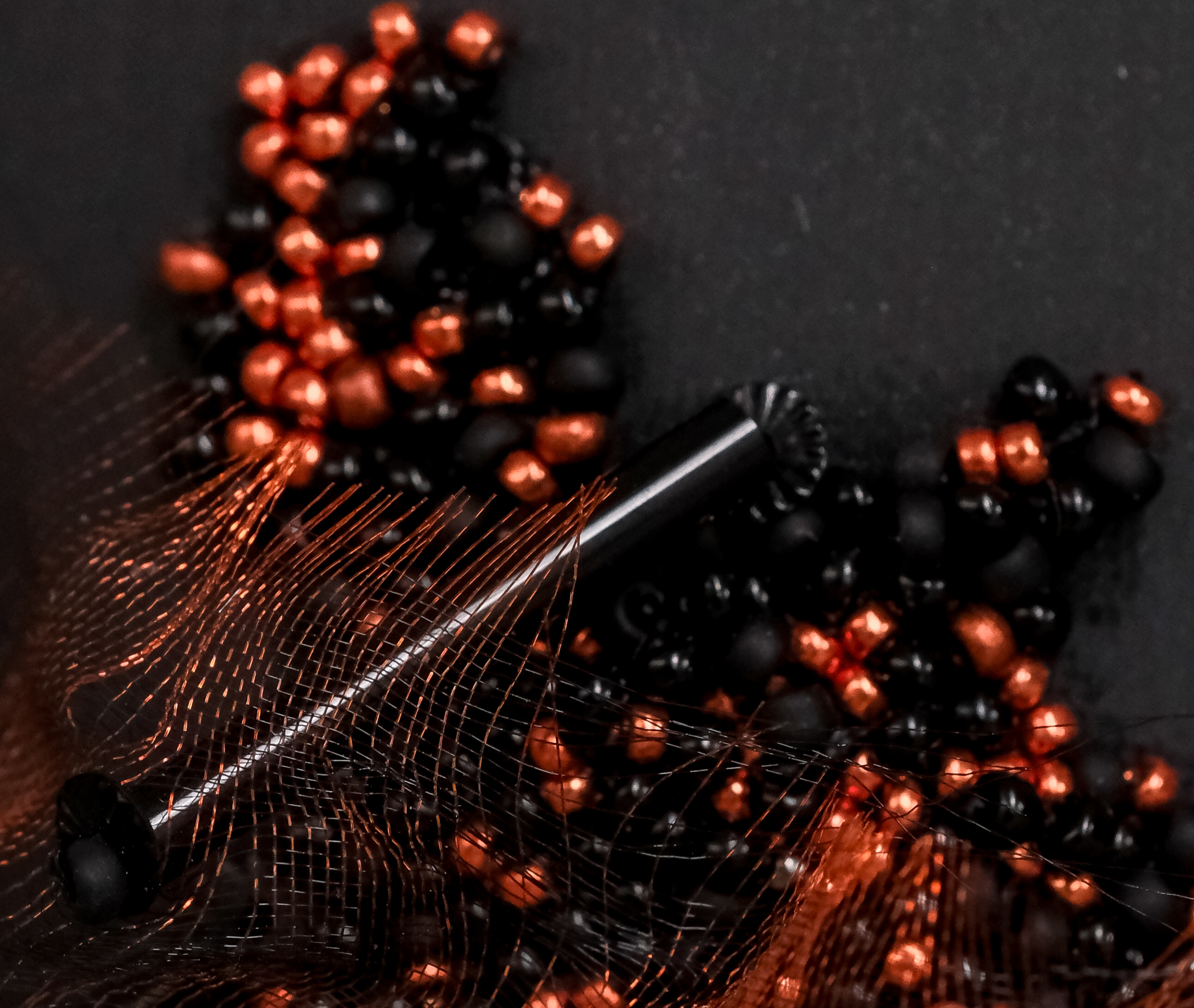 poesie_de_fin_de_journee_vinobrodeuse_2025_detail_1 Détail de l’œuvre Poésie de fin de journée de Ghislaine Bascou, broderie fine révélant les reflets dorés des micro-perles au coucher du soleil