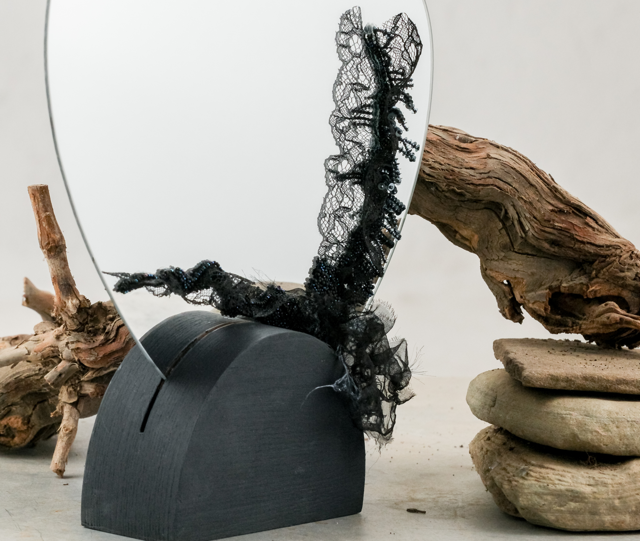 reflexion_vinobrodeuse_2025_detail_1 Détail de l’œuvre Réflexion de Ghislaine Bascou, fusion de broderie sur miroir, micro-perles et pierres issues de ses vignes, jouant sur la lumière et l’introspection