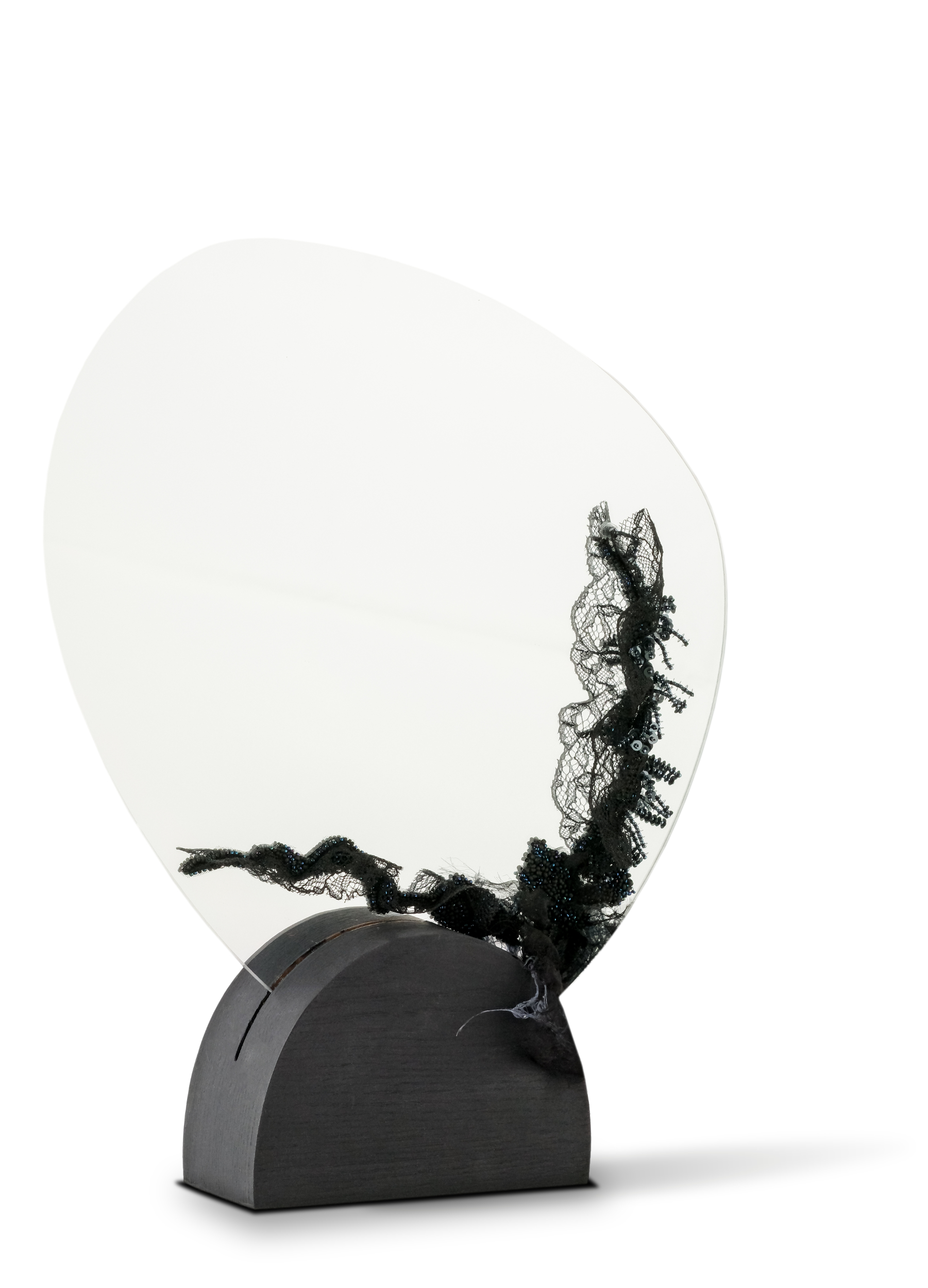 reflexion_vinobrodeuse_2025_oeuvre Œuvre complète intitulée Réflexion, réalisée par Ghislaine Bascou en broderie de Lunéville sur miroir, intégrant micro-perles, cailloux et éléments upcyclés, expression d’une liberté assumée